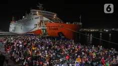 Sejumlah pemudik yang menggunakan sepeda motor mengantre memasuki kapal di Pelabuhan Ciwadan, Cilegon, Banten, Rabu (19/4/2023) dini hari. (Liputan6.com/Faizal Fanani)