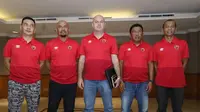 Hendro Kartiko (paling kanan) bersama tim kepelatihan PSM Makassar pada musim 2020. (Bola.com/Abdi Satria)