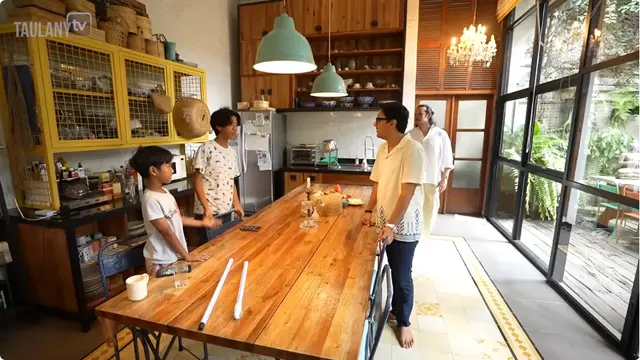 Potret Dapur dan Meja Makan Rumah Dwi Sasono dan Widi Mulia (YouTube TAULANY TV)