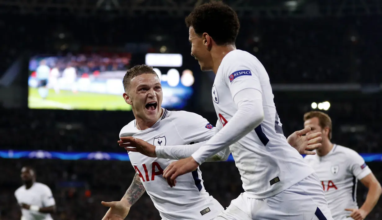 Bek Tottenham Hotspur, Kieran Trippier, merayakan gol yang dicetak oleh Dele Alli ke gawang Real Madrid pada Liga Champions di Stadion Wembley, London, Rabu (1/11/2017). Tottenham Hotspur menang 3-1 atas Real Madrid. (AFP/Adrian Dennis)