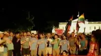 Warga AS berkumpul dalam suasana duka untuk mengenang puluhan korban tewas penembakan di klab malam Pulse, Orlando, Florida.