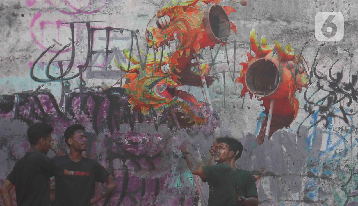 Pemain dari kelompok barongsai Naga Merah Putih Bogor bersiap melakukan latihan dengan Liong di kawasan Babakan Pasar, Kota Bogor, Jawa Barat, Rabu (11/1/2023). Latihan tersebut  untuk mempersiapkan penampilan menyambut Tahun Baru Imlek. (Liputan6.com/Herman Zakharia)