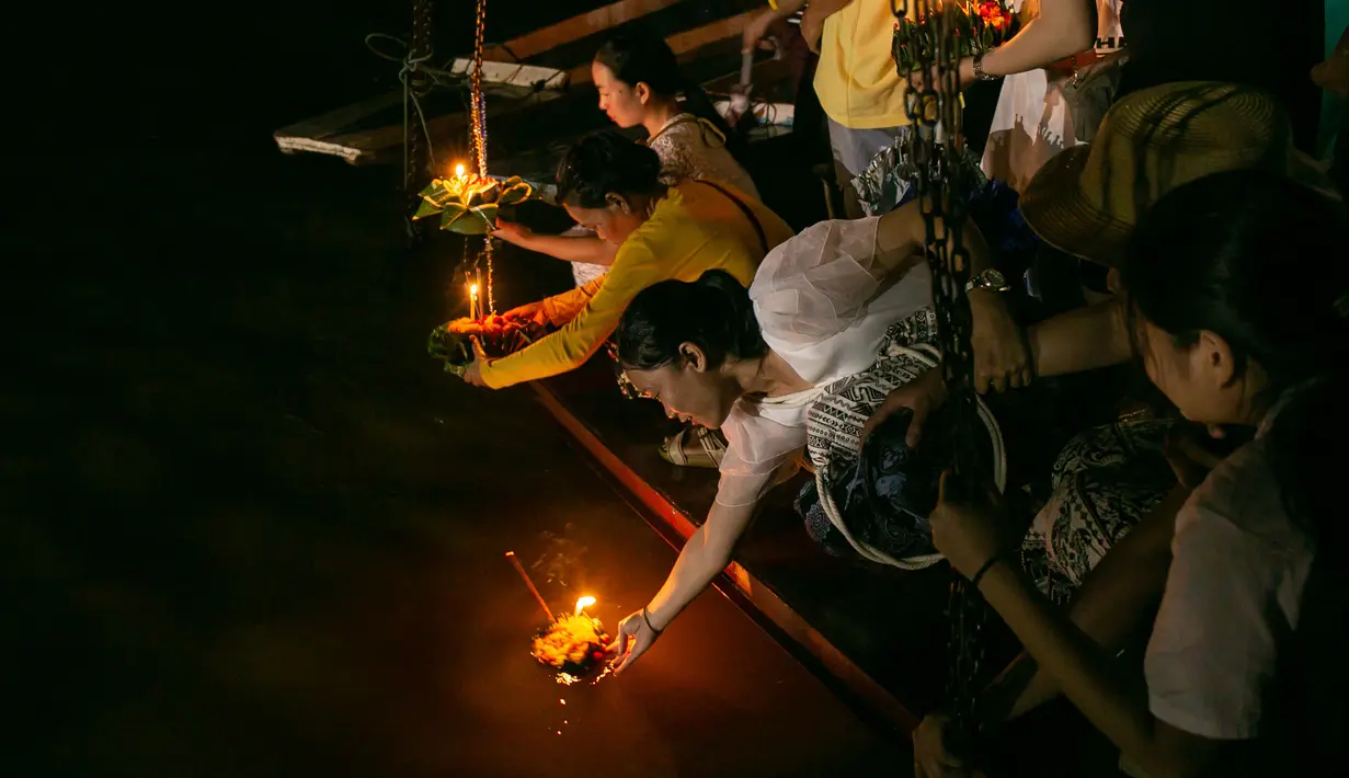 Orang-orang melarung perahu lilin kecil di Sungai Mekong, Luang Prabang, Laos, 3 Oktober 2020. Dalam Festival Boun Lai Heua Fai, warga melarung perahu naga yang membawa bunga, dupa, dan lilin menyusuri Sungai Mekong untuk membuang nasib buruk dan mengalirkan keberuntungan. (Xinhua/Kaikeo Saiyasane)