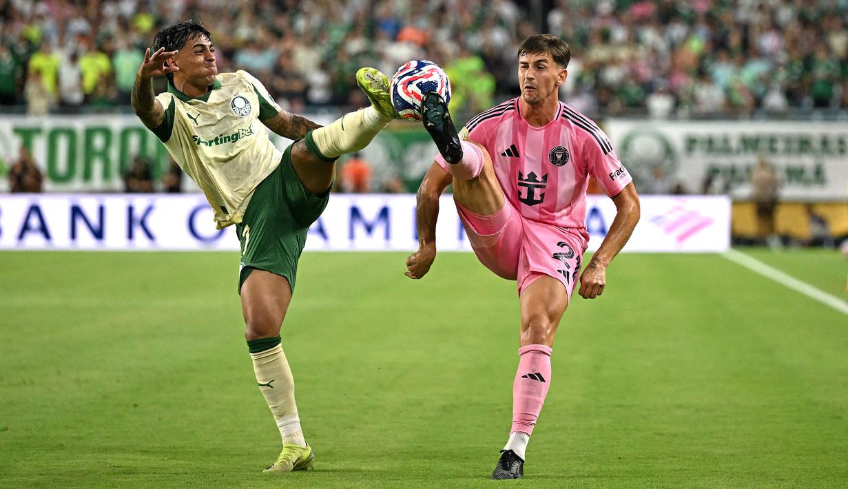 Pemain Inter Miami, Tadeo Allende (kanan) berebut bola dengan pemain Palmeiras, Facundo Torres dalam laga Grup A Piala Dunia Antarklub 2025 di Hard Rock stadium, Miami, Amerika Serikat, Selasa (24/06/2025) WIB. (AFP/Patricia De Melo Moreira)
