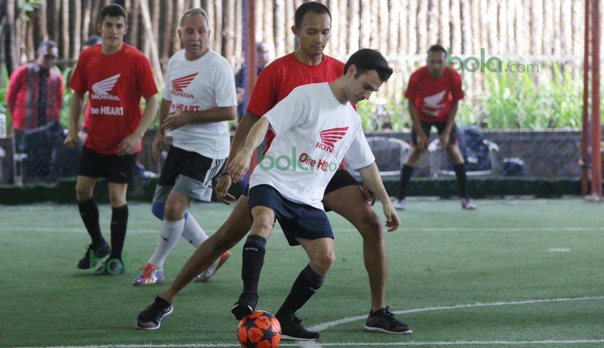 Dani Pedrosa mencoba melewati lawannya saat bermain futsal di Lapangan Futsal Kuningan Village, Jakarta, Sabtu (13/2/2016). (Bola.com/Nicklas Hanoatubun)