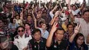 Pendukung Ahok-Djarot memperlihatkan salam dua jari di Rumah Lembang, Jakarta, Rabu (15/2). Hasil quick count menunjukkan Ahok-Djarot menempati urutan pertama. (Liputan6.com/Gempur M Surya)