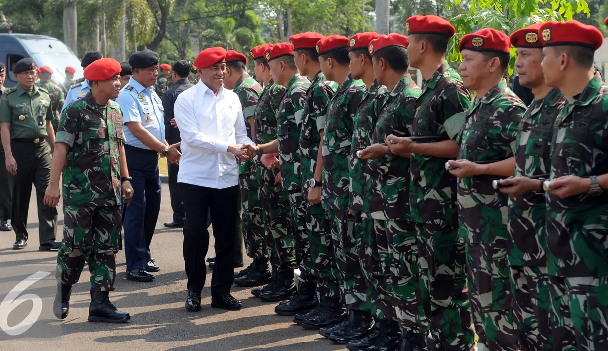 Menteri Pertahanan RI, Ryamizard Ryacudu (baju putih) disambut perwira pejabat di Markas Komando Pasukan Khusus di Cijantung Jakarta, Rabu (2/9/2015). Sidak terkait inventarisir kelengkapan alutsista yang dimiliki TNI. (Liputan6.com/Helmi Fithriansyah)