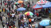 Pedagang kaki lima (PKL) berjualan di sepanjang Jalan Sudirman saat pelaksanaan car free day Jakarta, Minggu (1/7). Kurangnya pengawasan menyebabkan banyak PKL yang berjualan tidak pada tempatnya dan memenuhi area CFD. (Liputan6.com/Immanuel Antonius)