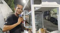 Ansori membagikan bakso dagangannya gratis usai Prabowo-Gibran menang Pilpres. (Dian Kurniawan/Liputan6.com)
