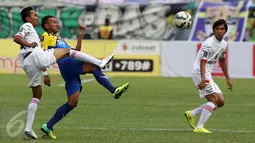 Pesepakbola Martapura FC, Marshell Huwae (kiri) berebut bola dengan Rendi Saputra (Persiba) di lanjutan Piala Presiden 2015 di Stadion Si Jalak Harupat, Bandung, Minggu (9/6/2015). Martapura kalah 2-3 dari Persiba. (Liputan6.com/Helmi Fithriansyah)
