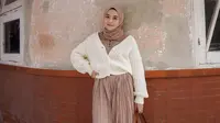 Gaya busana hijab Nisa Cookie dengan palet warna netral. (dok. Instagram @nisacookie/https://www.instagram.com/p/CM9mgnLnh7w/)