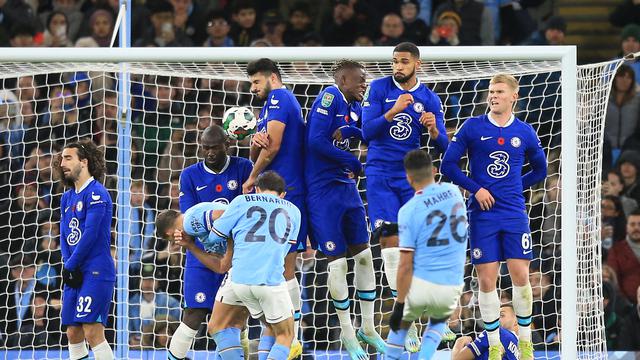 Riyad Mahrez menjebol gawang Chelsea di babak ketiga Piala Liga Inggris atau Carabao Cup