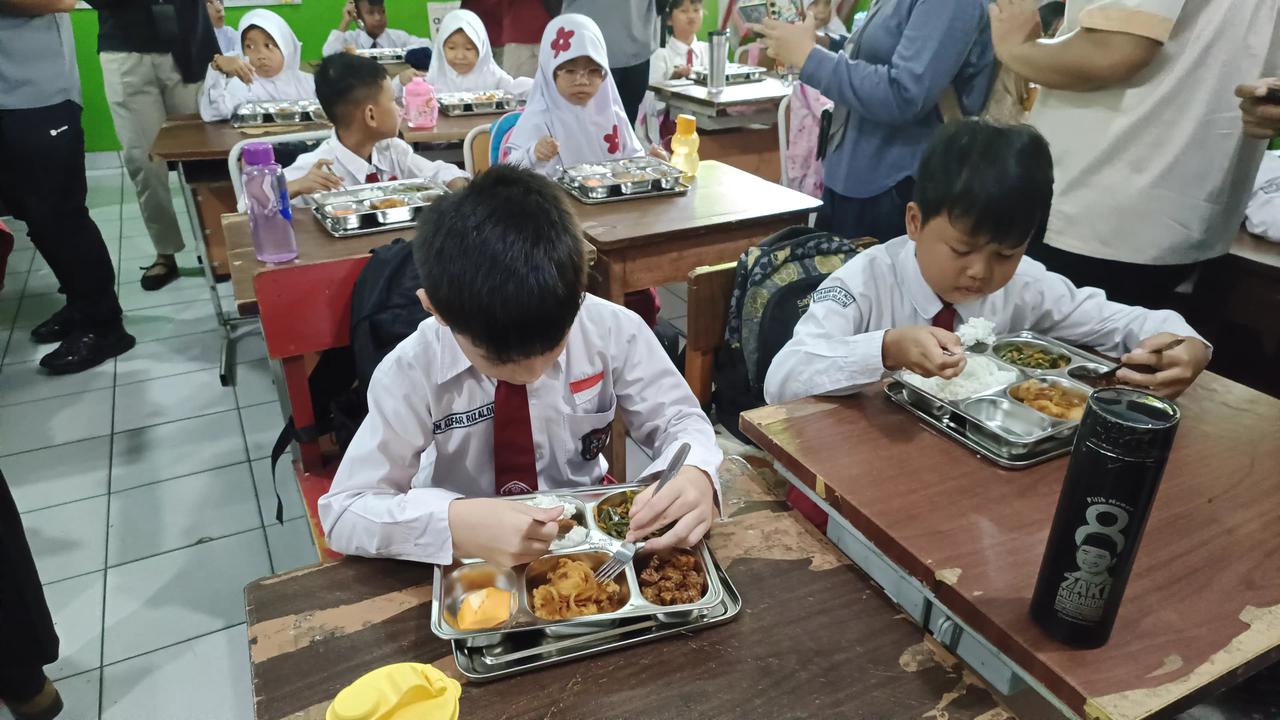 Program Makan Bergizi Gratis (MBG) di wilayah Jakarta Selatan dimulai pada Senin, (13/1/2025). Salah satu sekolah yang menjadi sasaran adalah SDN Bangka 01 Pagi.