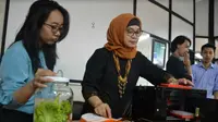 Dr. Suryani Dyah Astuti, M.Si bersama Putri, salah satu mahasiswanya, sedang mendemokan inovasi teknologi ozon di Laboratorium biofisika FST UNAIR Kampus C. (Foto: Liputan6.com/Dian Kurniawan)