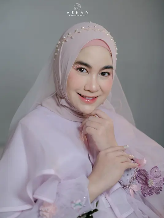 Diketahui artis dengan nama lengkap Anisa Rahma Adi ini jalani pemotretan maternity shoot saat usia kandungannya 35 minggu. Dengan tema makeup unik, Anisa Rahma tampil beda dan semakin pancarkan pesonanya. Riasan di bagian matanya tentunya menjadi daya tarik sendiri. Pipi yang merah merona dan lipstik warna nude, pesona Anisa Rahma seperti wanita Korea. (Liputan6.com/IG/@anisarahma_12)