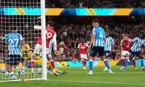 Martin Odegaard dari Arsenal, kedua kanan, mencetak gol ketiga timnya pada pertandingan Liga Inggris antara Arsenal dan Coventry City di London, Sabtu (22-8-2026) dini hari WIB. (AP Photo/Kirsty Wigglesworth)