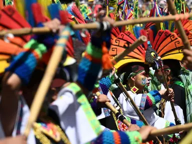 Para penari ikut serta dalam parade "Nyanyian untuk Bumi" selama Karnaval Kulit Hitam dan Kulit Putih di Pasto, Kolombia pada tanggal 3 Januari 2024. (JOAQUIN SARMIENTO/AFP)