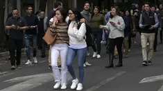 Orang-orang terlihat di jalan setelah gempa bumi di Mexico City pada 7 Desember 2023. (RODRIGO ARANGUA / AFP)