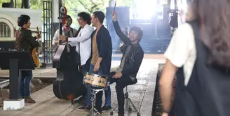 Grup band D'Masiv kembali menggarap video klip untuk single kedua dari album Orange. Syuting video klip lagu andalan berjudul Melody mengambil lokasi di Jakarta Timur. (Nurwahyunan/Bintang.com)