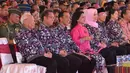 Presiden Joko Widodo bersama Ibu Negara Iriana Jokowi saat menghadiri Hari Pers Nasional 2016 di Kawasan Ekonomi Khusus Mandalika, Kabupaten Lombok Tengah, Nusa Tenggara Barat (NTB), Selasa (9/2). (Setpres/Agus Suparto)