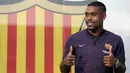 Pemain baru Barcelona, Malcom Filipe Silva de Oliveira, berpose dihadapan media saat tiba di Stadion Camp Nou, Barcelona, Selasa (24/7/2018). Blaugrana resmi mendapatkan jasa pemain Bordeaux ini dengan harga 41 juta euro. (AP/Manu Fernandez)