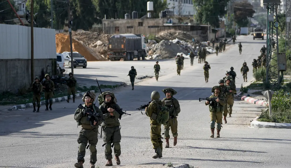 Menurut kantor berita Wafa, saksi mata setempat melaporkan penyerbuan dan penggeledahan rumah secara luas oleh IDF ini sebagai bagian dari operasi militer yang berlangsung selama 12 jam. (AP Photo/Majdi Mohammed)