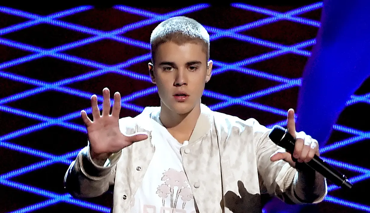 Dikagumi banyak orang, seorang selebriti harusnya senang dan bersikap ramah dengan penggemarnya. Hal ini sepertinya tak terjadi dengan Justin Bieber saat disapa fansnya, ‘Belibers’. (AFP/Bintang.com)