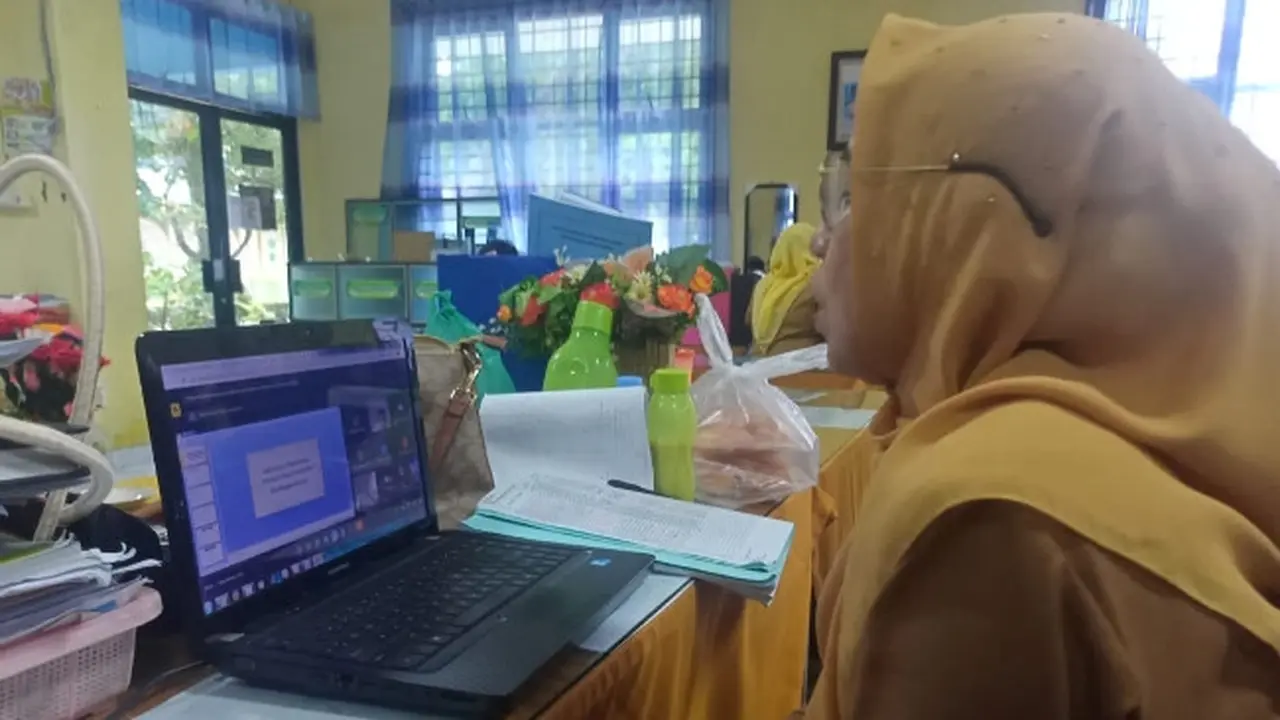 Seorang guru di salah satu SMA Negeri Pekanbaru memandu belajar daring para siswa setelah ada himbauan dari dinas pendidikan terkait pembelajaran selama kabut asap Riau.