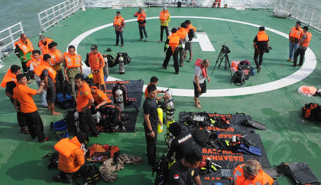 Tim Penyelam Basarnas melakukan persiapan pencarian korban pesawat AirAsia QZ8501 di perairan selat Karimata Kalimantan Tengah, Jumat (2/1/2015). (Liputan6.com/Herman Zakharia)