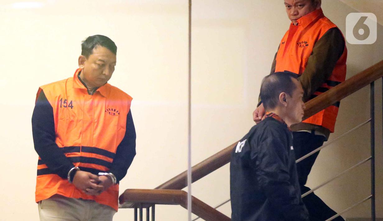 Sementara dua lainnya adalah Trisnadi Yulrisman selaku Direktur Utama PT Karabha Digdaya dan Berliana Tri Kusuma (Head Corporate Legal PT Karabha Digdaya). Tampak dalam foto, Ketua Pengadilan Negeri Depok, I Wayan Eka Mariarta (kiri) bersama Wakil Ketua Pengadilan Negeri Depok, Bambang Setyawan, saat dibawa menuju mobil tahanan di Gedung Merah Putih Komisi Pemberantasan Korupsi (KPK), Jakarta, Sabtu (7/2/2026). (Liputan6.com/Helmi Fithriansyah)