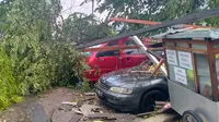 Hujan deras dan angin kencang terjadi di Kota Bandung, Jawa Barat, Jumat (29/7/2022). (Foto: Huyogo Simbolon)