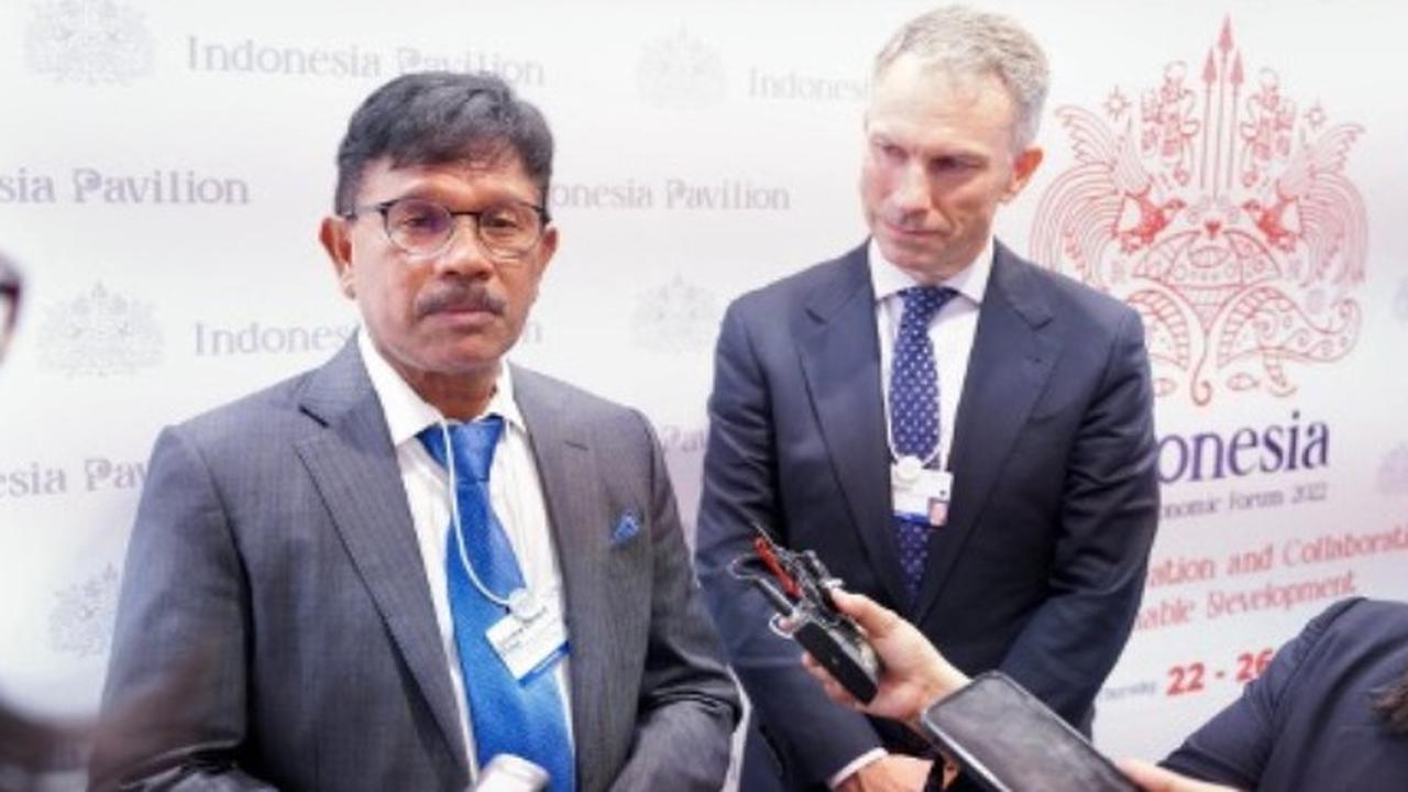 Menkominfo RI Johhny G Plate (kiri) dan President Google Asia Pacifik Scoot Beamount (kanan), pada sela-sela acara World Economy Forum di Davos, Swiss, Senin (23/05/2022)