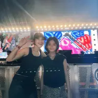 Simak gaya kece Ayu Ting Ting dan Bilqis saat menikmati konser SEVENTEEN 'Right Here' di Jakarta, lengkap dengan detail outfit mereka yang stylish dan kompak! (@ayutingting92)