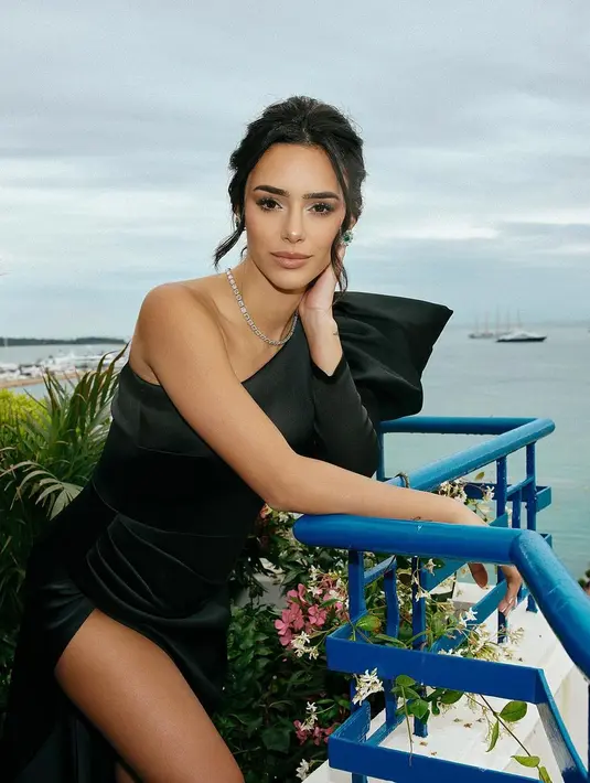 Penampilannya kian glamor dengan beberapa perhiasan berlian yang dikenakannya. [Foto: IG/brunabiancardi].