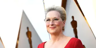 Tak bisa dipungkiri bahwa Meryl Streep memang tampil cantik di Oscar 2018. Namun, sadarkah kamu bahwa ia sedikit mirip salah satu tokoh film Shrek? (Getty Image/Cosmopolitan)