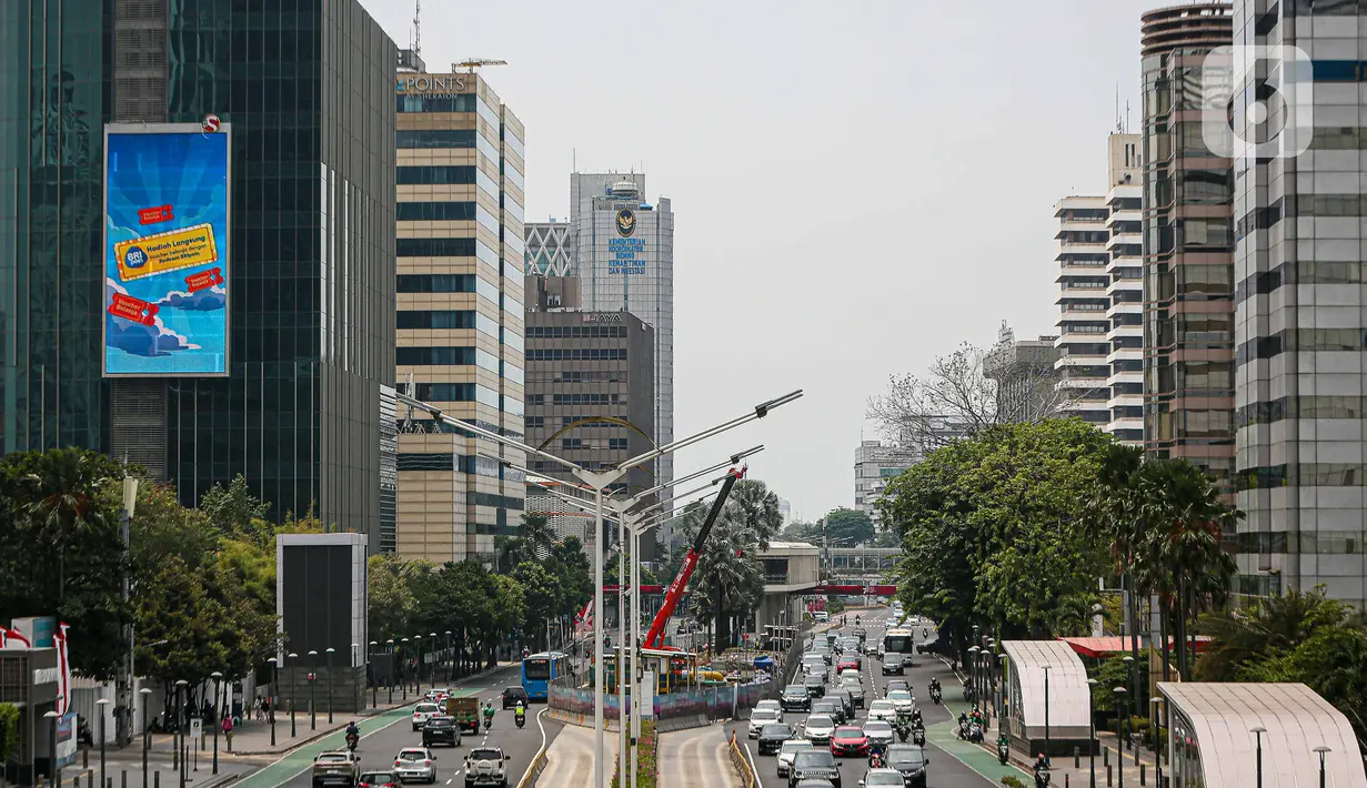 Menurut Penjabat (Pj) Gubernur DKI Heru Budi Hartono, pemakaian water mist setidaknya dapat menjadi salah satu upaya untuk membuat langit Jakarta semakin membaik dan berwarna biru. (Liputan6.com/Faizal Fanani)