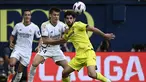 Gelandang Real Madrid #24 Arda Guler dan penyerang Villarreal #09 Goncalo Guedes berebut bola dalam laga jornada 37 La Liga 2023/2024 yang digelar di Estadio de la Ceramica, Senin (20/5/2024) dini hari WIB. (JOSE JORDAN / AFP)