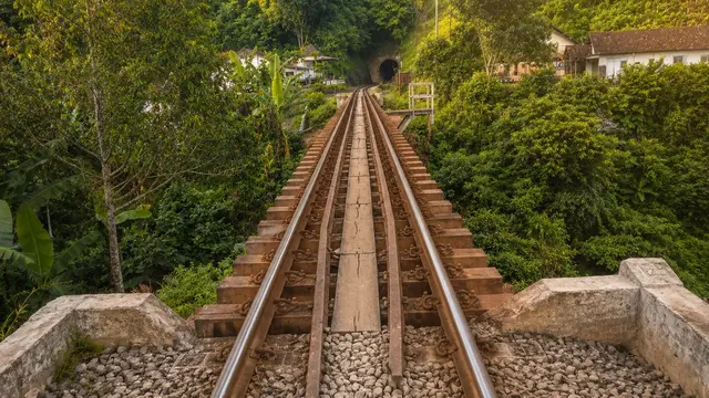 Kondisi rel kereta api di wilayah Daop 9 Jember pascagempa.