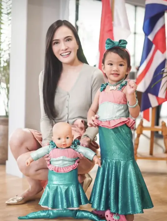 Saat acara Halloween, Shandy mengenakan atasan cardigan dan skirt saat menemani si kecil yang cosplay menjadi mermaid.(@shandyaulia)