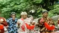 Ratusan warga yang tinggal di lereng Gunung Merapi, Magelang, Jawa Tengah menggelar tradisi merti bumi agar warga desa terhindar bahaya.
