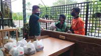 Jonsun Wakum membagikan paket makanan dan jamu herbal buatannya. (Dian Kurniawan/Liputan6.com)