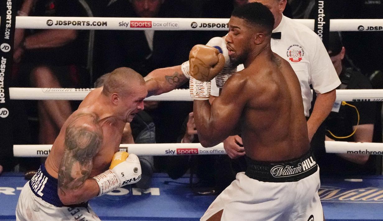 Oleksandr Usyk, yang kalah dalam hal tinggi badan, berat, dan jangkauan, mampu melepaskan pukulan-pukulan yang mendarat lebih telak ketimbang Joshua. (AP/Frank Augstein)