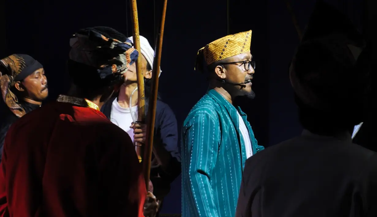 Selain itu terdapat seniman pendukung seperti Bakri Daeng Bombong, Azis Daeng Gassing, Arif Rahman, Zahran Dzulfiqar, Rizky Salman, dan Abimevlana Hatta. Untuk optimalisasi Kabata Tanrasula sebagai karya musik untuk seni pertunjukan, Konstelasi Artistik Indonesia melibatkan Ancoe Amar sebagai sutradara, Mamedz penata cahaya, dan Isa Faizal untuk pengembangan artistik. (Foto oleh: Konstelasi Artistik Indonesia)