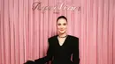 Luna Maya tak kalah glamor dengan blazer low neck dan maxi lace skirt berwarna hitam. Dipadu dengan kalung dari Bvlgari yang ditata layering [dok. Roger Vivier]