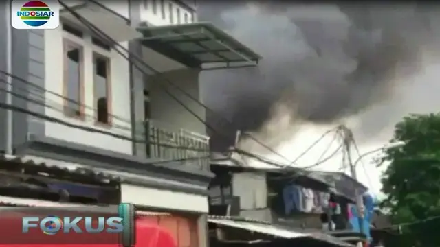 Warga panik melihat kepulan asap tebal yang membakar sedikitnya lima rumah dilingkungan tempat tinggal mereka.