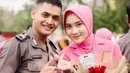 Yeni Inka menikah dengan Khrisna Shakti pada 25 Oktober 2022. Kini keduanya kian harmonis saja sebagai pasangan suami istri. Momen Khrisna mendapat kenaikan pangkat pun juga dihadiri oleh Yeni Inka yang tampil berhijab pakai seragam bhayangkari. (Liputan6.com/IG/khrisnashakti)