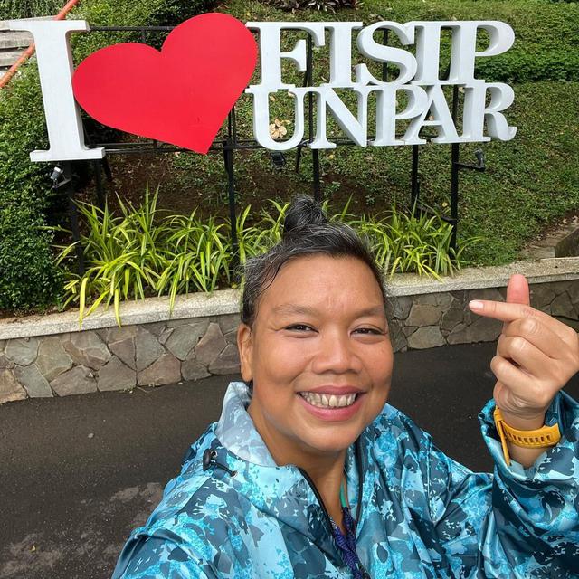 Masih Lajang di Usia 53 Tahun, Ini 6 Potret Tika Panggabean Percaya Diri Pamer Uban