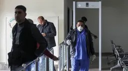 Petugas kesehatan berjalan di zona karantina perbatasan Rafah dengan Mesir di Jalur Gaza, Palestina, Minggu (16/2/2020). Kementerian Kesehatan Palestina membangun zona karantina sebagai upaya untuk mengantisipasi wabah virus corona atau COVID-19. (SAID KHATIB/AFP)