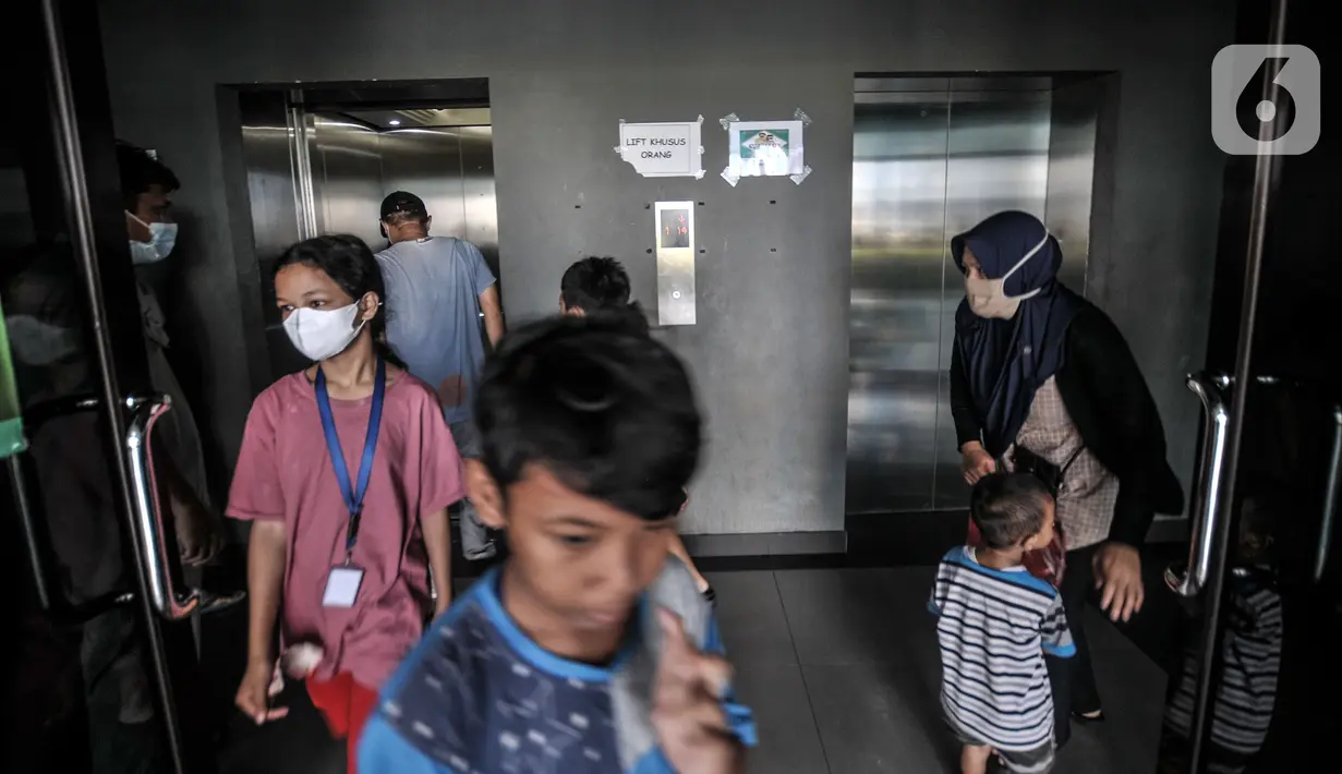 Warga menaiki lift di Rusunawa Nagrak, Marunda, Kecamatan Cilincing, Jakarta Utara, Selasa (15/6/2021). Rusunawa Nagrak merupakan salah satu dari program hunian vertikal Pemprov DKI Jakarta sebagai solusi mengatasi kebutuhan tempat tinggal warga Ibu Kota. (merdeka.com/Iqbal S. Nugroho)