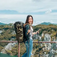 Ilustrasi perempuan berpetualang/copyrightshutterstock/Ann Rodchua